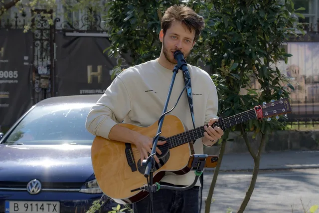 boy, busker, young man, short beard, singing, the music, voice, sadness, the guitar, microphone, outdoor, the street, urban, artist, talent. Before you set up a talent agency, run this market entry checklist